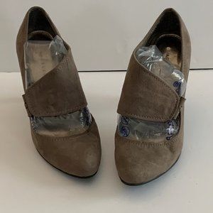 Apostrophe Grey Pumps, 8.5, Gray